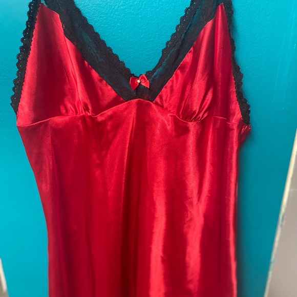 Pretty satin nighty - Picture 4 of 7